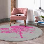 - RealHomes Dijital Baskılı Kaymaz Tabanlı Comfort Yuvarlak Halı - Realhomes  Gri Zeminde Fuşya Ağaç Tasarımlı Pembe Salon ve Oturma Odası Yıkanabilir Kaymaz Tabanlı Yuvarlak Halı Realhomes