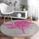 - RealHomes Dijital Baskılı Kaymaz Tabanlı Comfort Yuvarlak Halı - Realhomes  Gri Zeminde Fuşya Ağaç Tasarımlı Pembe Salon ve Oturma Odası Yıkanabilir Kaymaz Tabanlı Yuvarlak Halı Realhomes