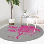 - RealHomes Dijital Baskılı Kaymaz Tabanlı Comfort Yuvarlak Halı - Realhomes  Gri Zeminde Fuşya Ağaç Tasarımlı Pembe Salon ve Oturma Odası Yıkanabilir Kaymaz Tabanlı Yuvarlak Halı Realhomes