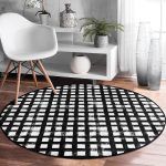 - RealHomes Dijital Baskılı Kaymaz Tabanlı Comfort Yuvarlak Halı - Realhomes  Realhomes Siyah Zeminde Geometrik Kare Motifli Ofis Yıkanabilir Kaymaz Tabanlı Yuvarlak Kadife Halı Realhomes