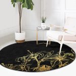 - RealHomes Dijital Baskılı Kaymaz Tabanlı Comfort Yuvarlak Halı - Realhomes  Koyu Zeminde Altın Rengi Çerçeveli Dijital Baskılı Siyah Salon ve Oturma Odası Yıkanabilir Kaymaz Tabanlı Yuvarlak Halı Realhomes
