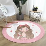 - RealHomes Dijital Baskılı Kaymaz Tabanlı Comfort Yuvarlak Halı - Realhomes Fashion Girl Dijital Baskılı Modern Pembe Çocuk ve Genç Odası Yıkanabilir Kaymaz Tabanlı Yuvarlak Halı Realhomes