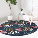 - RealHomes Dijital Baskılı Kaymaz Tabanlı Comfort Yuvarlak Halı - Realhomes  Renkli Zeminde Onedraw Çizimli Çiçek Desenli Dijital Baskılı Modern Lacivert Salon ve Oturma Odası Kaymaz Tabanlı Yuvarlak Halı Realhomes