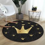 - RealHomes Dijital Baskılı Kaymaz Tabanlı Comfort Yuvarlak Halı - Realhomes  Siyah Zeminde Gold Detaylı Taç Desenli Dijital Baskılı Modern Salon ve Oturma Odası Yıkanabilir Kaymaz Tabanlı Yuvarlak Halı Realhomes