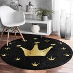 - RealHomes Dijital Baskılı Kaymaz Tabanlı Comfort Yuvarlak Halı - Realhomes  Siyah Zeminde Gold Detaylı Taç Desenli Dijital Baskılı Modern Salon ve Oturma Odası Yıkanabilir Kaymaz Tabanlı Yuvarlak Halı Realhomes