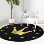 - RealHomes Dijital Baskılı Kaymaz Tabanlı Comfort Yuvarlak Halı - Realhomes  Siyah Zeminde Gold Detaylı Taç Desenli Dijital Baskılı Modern Salon ve Oturma Odası Yıkanabilir Kaymaz Tabanlı Yuvarlak Halı Realhomes