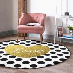 - RealHomes Dijital Baskılı Kaymaz Tabanlı Comfort Yuvarlak Halı - Realhomes Beyaz Zeminde Puantiyeli Gold Detaylı Love Yazılı Dijital Baskılı Modern Salon ve Oturma Odası Kaymaz Tabanlı Yuvarlak Halı Realhomes