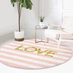 - RealHomes Dijital Baskılı Kaymaz Tabanlı Comfort Yuvarlak Halı - Realhomes  Beyaz Zeminde Renkli Çizgili Gold Detaylı Love Yazılı Dijital Baskılı Modern Pembe Yatak Odası Kaymaz Tabanlı Yuvarlak Halı Realhomes