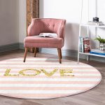 - RealHomes Dijital Baskılı Kaymaz Tabanlı Comfort Yuvarlak Halı - Realhomes  Beyaz Zeminde Renkli Çizgili Gold Detaylı Love Yazılı Dijital Baskılı Modern Pembe Yatak Odası Kaymaz Tabanlı Yuvarlak Halı Realhomes