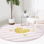 - RealHomes Dijital Baskılı Kaymaz Tabanlı Comfort Yuvarlak Halı - Realhomes  Beyaz Zeminde Pembe Yatay Çizgili Gold Detaylı Kalp Desenli Dijital Baskılı Modern Yatak Odası Kaymaz Tabanlı Yuvarlak Halı Realhomes