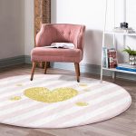 - RealHomes Dijital Baskılı Kaymaz Tabanlı Comfort Yuvarlak Halı - Realhomes  Beyaz Zeminde Pembe Yatay Çizgili Gold Detaylı Kalp Desenli Dijital Baskılı Modern Yatak Odası Kaymaz Tabanlı Yuvarlak Halı Realhomes