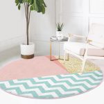 - RealHomes Dijital Baskılı Kaymaz Tabanlı Comfort Yuvarlak Halı - Realhomes Beyaz Zeminde Renkli Geometrik Desenli Dijital Baskılı Modern Pembe Banyo Yıkanabilir Kaymaz Tabanlı Yuvarlak Halı Realhomes