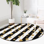 - RealHomes Dijital Baskılı Kaymaz Tabanlı Comfort Yuvarlak Halı - Realhomes  Beyaz Zeminde Siyah Çizgili Gold Detaylı Puantiyeli Dijital Baskılı Modern Koridor ve Antre Kaymaz Tabanlı Yuvarlak Halı Realhomes