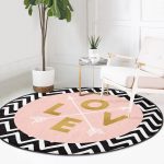 - RealHomes Dijital Baskılı Kaymaz Tabanlı Comfort Yuvarlak Halı - Realhomes  Siyah Zeminde Geometrik Zikzak Desenli Love Yazılı Dijital Baskılı Modern Pembe Banyo Yıkanabilir Kaymaz Tabanlı Yuvarlak Halı Realhomes