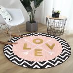- RealHomes Dijital Baskılı Kaymaz Tabanlı Comfort Yuvarlak Halı - Realhomes  Siyah Zeminde Geometrik Zikzak Desenli Love Yazılı Dijital Baskılı Modern Pembe Banyo Yıkanabilir Kaymaz Tabanlı Yuvarlak Halı Realhomes