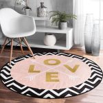 - RealHomes Dijital Baskılı Kaymaz Tabanlı Comfort Yuvarlak Halı - Realhomes  Siyah Zeminde Geometrik Zikzak Desenli Love Yazılı Dijital Baskılı Modern Pembe Banyo Yıkanabilir Kaymaz Tabanlı Yuvarlak Halı Realhomes