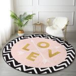 - RealHomes Dijital Baskılı Kaymaz Tabanlı Comfort Yuvarlak Halı - Realhomes  Siyah Zeminde Geometrik Zikzak Desenli Love Yazılı Dijital Baskılı Modern Pembe Banyo Yıkanabilir Kaymaz Tabanlı Yuvarlak Halı Realhomes