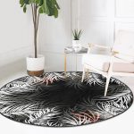 - RealHomes Dijital Baskılı Kaymaz Tabanlı Comfort Yuvarlak Halı - Realhomes Siyah Zeminde Beyaz Yaprak Desenli Dijital Baskılı Modern Salon ve Oturma Odası Yıkanabilir Kaymaz Tabanlı Yuvarlak Halı Realhomes
