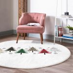 - RealHomes Dijital Baskılı Kaymaz Tabanlı Comfort Yuvarlak Halı - Realhomes  Beyaz Zeminde Ekoseli Çam Ağacı Desenli Dijital Baskılı Modern Renkli Balkon Yıkanabilir Kaymaz Tabanlı Yuvarlak Halı Realhomes