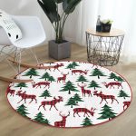 - RealHomes Dijital Baskılı Kaymaz Tabanlı Comfort Yuvarlak Halı - Realhomes  Beyaz Zeminde Çam Ağaçlı Ekoseli Geyik Motifli Dijital Baskılı Modern Bordo Balkon Yıkanabilir Kaymaz Tabanlı Yuvarlak Halı Realhomes