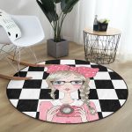 - RealHomes Dijital Baskılı Kaymaz Tabanlı Comfort Yuvarlak Halı - Realhomes Dama Zeminli Fotoğraf Çeken Kız Tasarımlı Dijital Baskılı Pembe Çocuk ve Genç Odası Yıkanabilir Kaymaz Tabanlı Yuvarlak Halı Realhomes