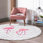 - RealHomes Dijital Baskılı Kaymaz Tabanlı Comfort Yuvarlak Halı - Realhomes  Realhomes Gri Zikzak Zeminde Flamingolar Temalı Modern Pembe Banyo Yıkanabilir Kaymaz Tabanlı Yuvarlak Halı Realhomes