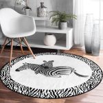 - RealHomes Dijital Baskılı Kaymaz Tabanlı Comfort Yuvarlak Halı - Realhomes Realhomes Zebra Çerçeveli Desenli Dijital Baskılı Siyah Banyo Yıkanabilir Kaymaz Tabanlı Yuvarlak Halı Realhomes