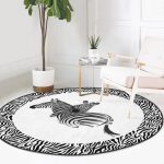 - RealHomes Dijital Baskılı Kaymaz Tabanlı Comfort Yuvarlak Halı - Realhomes Realhomes Zebra Çerçeveli Desenli Dijital Baskılı Siyah Banyo Yıkanabilir Kaymaz Tabanlı Yuvarlak Halı Realhomes