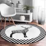 - RealHomes Dijital Baskılı Kaymaz Tabanlı Comfort Yuvarlak Halı - Realhomes Realhomes Dama Çerçeveli Ağaç Tasarımlı Geyik Çizimli Siyah Banyo Yıkanabilir Kaymaz Tabanlı Yuvarlak Halı Realhomes