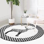 - RealHomes Dijital Baskılı Kaymaz Tabanlı Comfort Yuvarlak Halı - Realhomes Realhomes Dama Çerçeveli Ağaç Tasarımlı Geyik Çizimli Siyah Banyo Yıkanabilir Kaymaz Tabanlı Yuvarlak Halı Realhomes