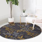 - RealHomes Dijital Baskılı Kaymaz Tabanlı Comfort Yuvarlak Halı - Realhomes Koyu Zeminli Tropik Yaprak Motifli Gold Salon ve Oturma Odası Yıkanabilir Kaymaz Tabanlı Yuvarlak Halı Realhomes