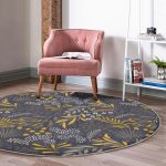 - RealHomes Dijital Baskılı Kaymaz Tabanlı Comfort Yuvarlak Halı - Realhomes Koyu Zeminli Tropik Yaprak Motifli Gold Salon ve Oturma Odası Yıkanabilir Kaymaz Tabanlı Yuvarlak Halı Realhomes