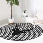 - RealHomes Dijital Baskılı Kaymaz Tabanlı Comfort Yuvarlak Halı - Realhomes  Realhomes Dijital Baskılı Kazayağı Zemin Geyik Tasarımlı Siyah Ofis Yıkanabilir Kaymaz Tabanlı Yuvarlak Kadife Halı Realhomes