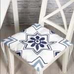 - Pofi-Ryl150-Gorsel - Realhomes Mavi Çini Çizimli Dijital Baskılı Pofuduk Sandalye Minderi Realhomes