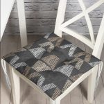 - Pofi-Ryl174-Gorsel - Realhomes  Siyah Zemin Geometrik Üçgen Tasarımlı Pofuduk Sandalye Minderi Realhomes