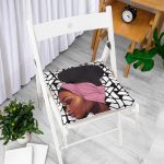 - Pofi-Ryl186-Gorsel-1 - Realhomes Geometrik Zeminli Siyahi Kadın Figürlü Pofuduk Sandalye Minderi Realhomes