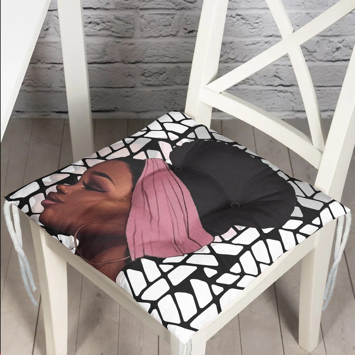 Geometrik Zeminli Siyahi Kadın Figürlü Pofuduk Sandalye Minderi Realhomes