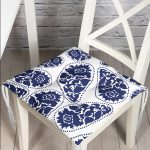 - Pofi-Ryl187-Gorsel - Realhomes  Mavi Çini Motifli Gül Tasarımlı Pofuduk Sandalye Minderi Realhomes