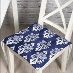 - Pofi-Ryl275-Gorsel - Realhomes Lacivert Zemin Beyaz Damask Tasarımlı Pofuduk Sandalye Minderi Realhomes