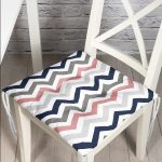 - Pofi-Ryl286-Gorsel - Realhomes  Renkli Zigzag Motifli Özel Tasarım Pofuduk Sandalye Minderi Realhomes