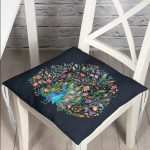 - Pofi-Ryl292-Gorsel - Realhomes Lacivert Zemin Tavuskuşu Özel Tasarım Pofuduk Sandalye Minderi Realhomes