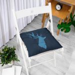 - Pofi-Ryl312-Gorsel-1 - Realhomes  Lacivert Zemin Mavi Geyik Tasarımlı Modern Pofuduk Sandalye Minderi Realhomes