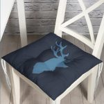 - Pofi-Ryl312-Gorsel - Realhomes  Lacivert Zemin Mavi Geyik Tasarımlı Modern Pofuduk Sandalye Minderi Realhomes