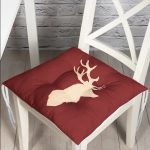 - Pofi-Ryl313-Gorsel - Realhomes Bordo Zemin Krem Geyik Tasarımlı Modern Pofuduk Sandalye Minderi Realhomes