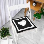 - Pofi-Ryl35-Gorsel-1 - Realhomes  Siyah Beyaz Çerçeveli Kalp Tasarımlı Pofuduk Sandalye Minderi Realhomes