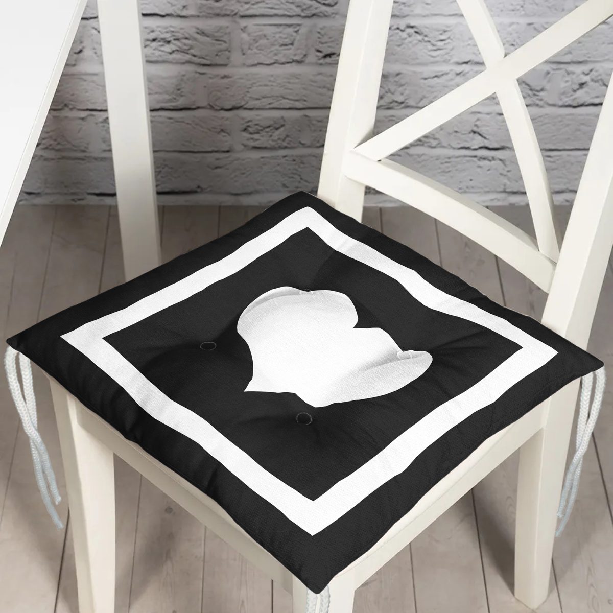 Siyah Beyaz Çerçeveli Kalp Tasarımlı Pofuduk Sandalye Minderi Realhomes