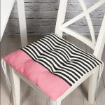 - Pofi-Ryl379-Gorsel - Realhomes  Pembe Zemin Siyah Çizgili Dijital Baskılı Modern Pofuduk Sandalye Minderi Realhomes