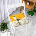 - Pofi-Ryl38-Gorsel-1 - Realhomes  Sarı Krem Zemin Bisikletli Adam Motifli Pofuduk Sandalye Minderi Realhomes