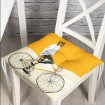 - Pofi-Ryl38-Gorsel - Realhomes  Sarı Krem Zemin Bisikletli Adam Motifli Pofuduk Sandalye Minderi Realhomes