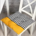 - Pofi-Ryl380-Gorsel - Realhomes  Sarı Zemin Siyah Çizgili Dijital Baskılı Modern Pofuduk Sandalye Minderi Realhomes